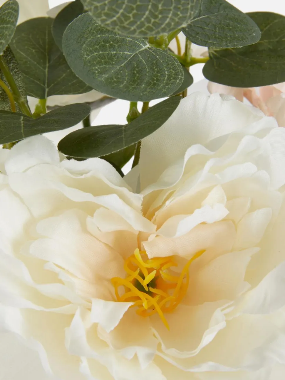 Aranżacja ze sztucznych kwiatów w szklanym wazonie