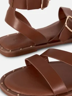 Asymetryczne sandały ze sztucznej skóry z ćwiekami