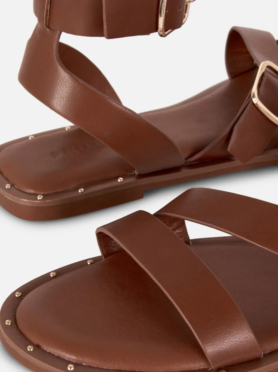 Asymetryczne sandały ze sztucznej skóry z ćwiekami