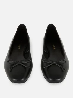 Baleriny na płaskiej podeszwie z kokardką