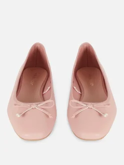 Baleriny na płaskiej podeszwie z kokardką