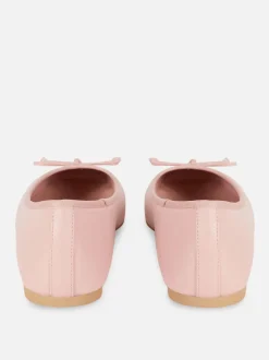 Baleriny na płaskiej podeszwie z kokardką