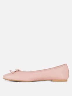 Baleriny na płaskiej podeszwie z kokardką