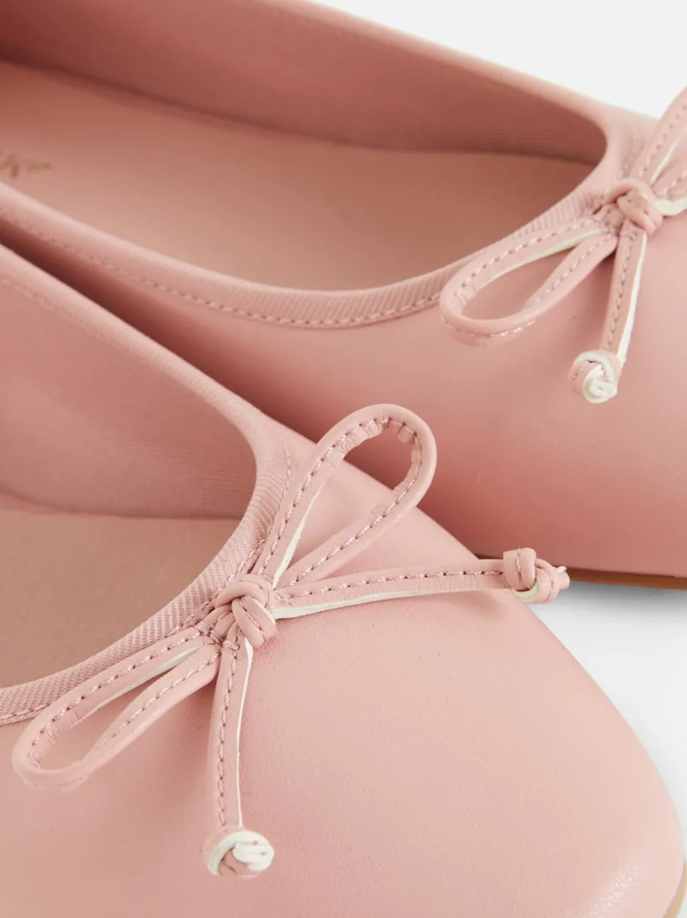 Baleriny na płaskiej podeszwie z kokardką