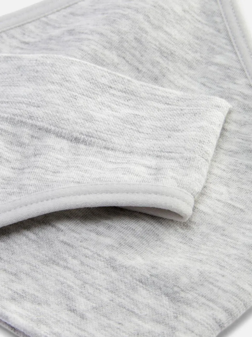 Bezszwowa trójkątna braletka i stringi