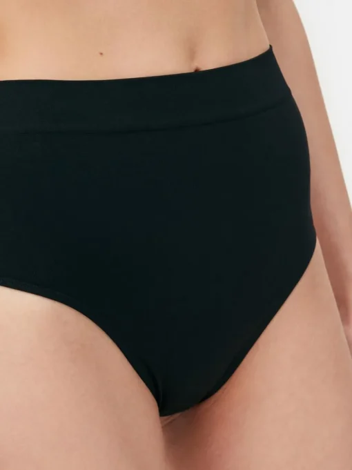 Bezszwowe modelujące stringi z wysokim stanem