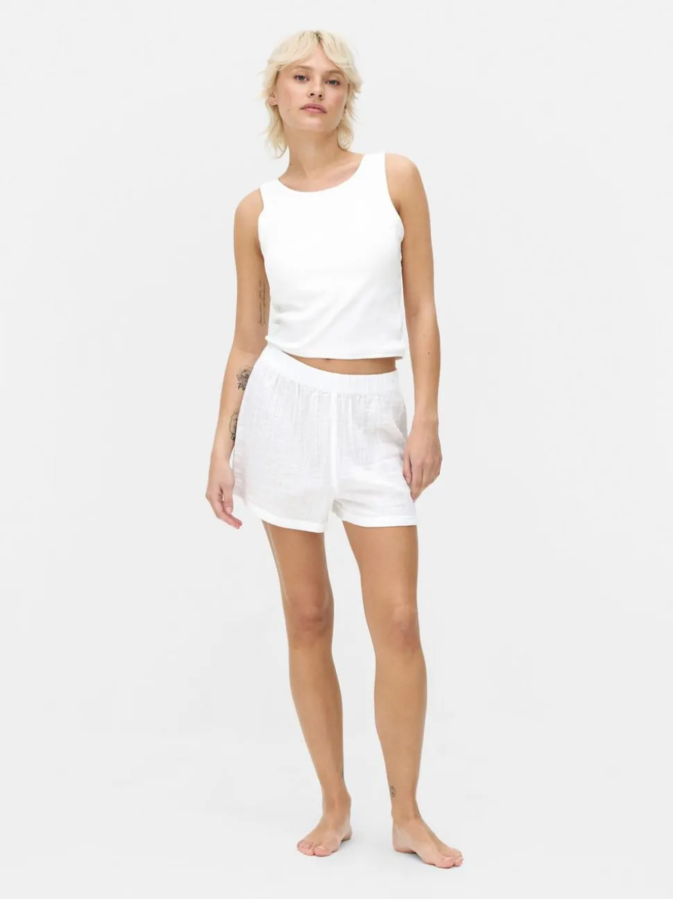 Białe tkane szorty piżamowe