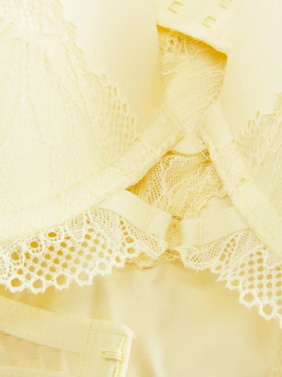 Biustonosz maximise i figi z satyny z koronką