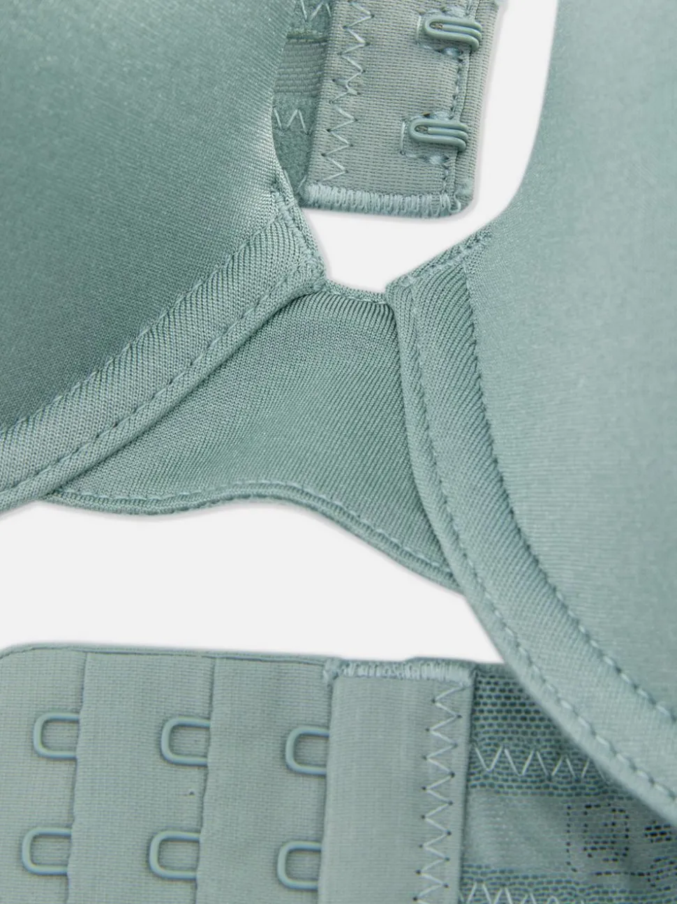 Biustonosz pod T-shirt