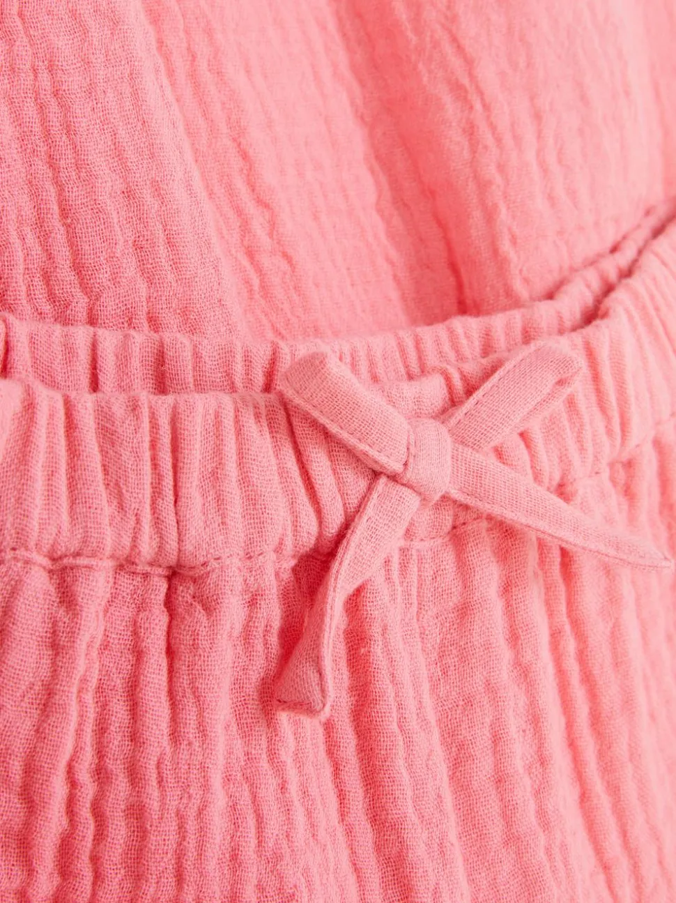 Bluzka z kołnierzykiem i szorty z falbankami