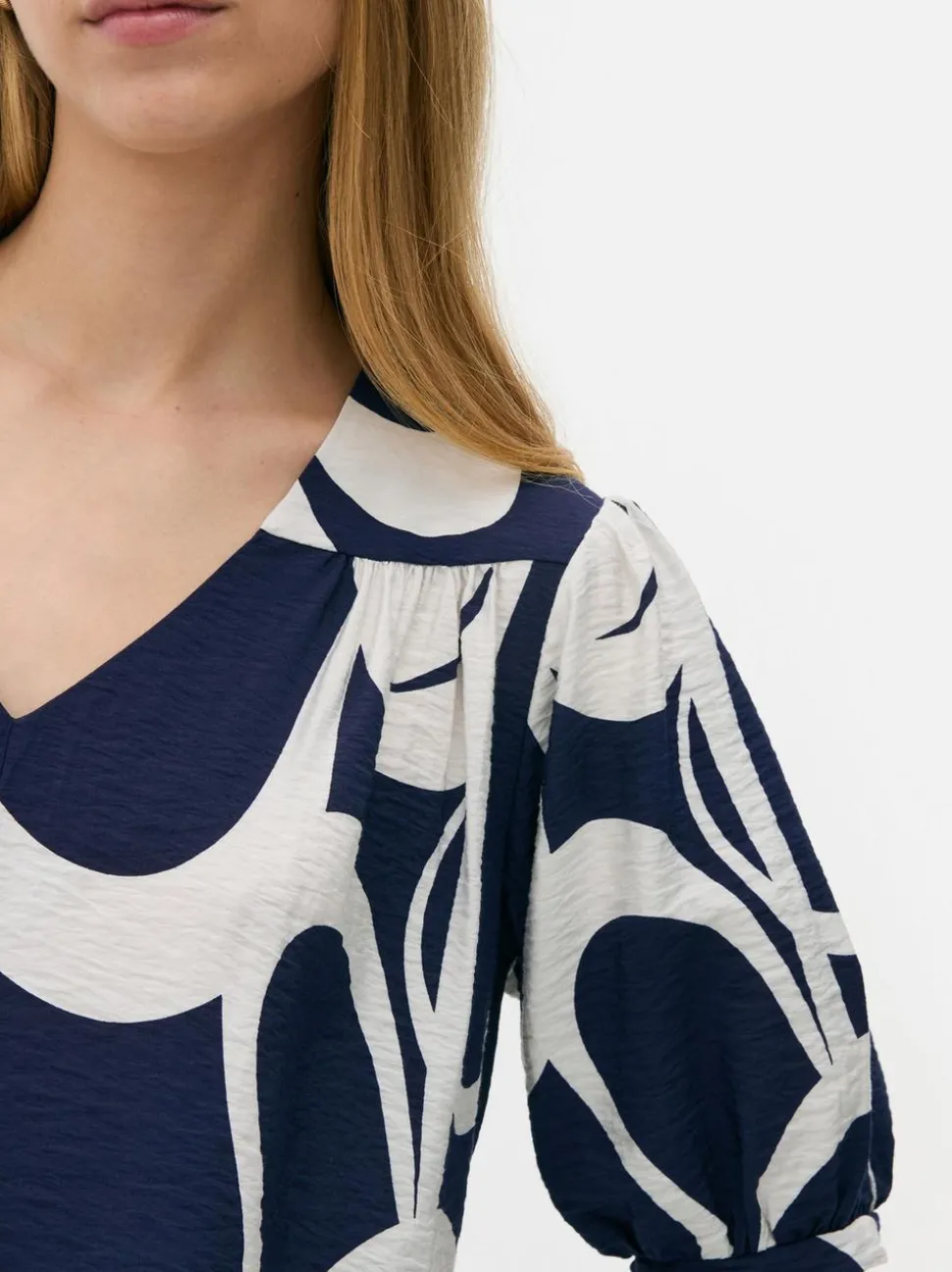 Bluzka ze wzorem w liście