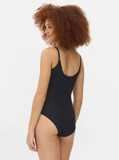 Body z formowanymi miseczkami