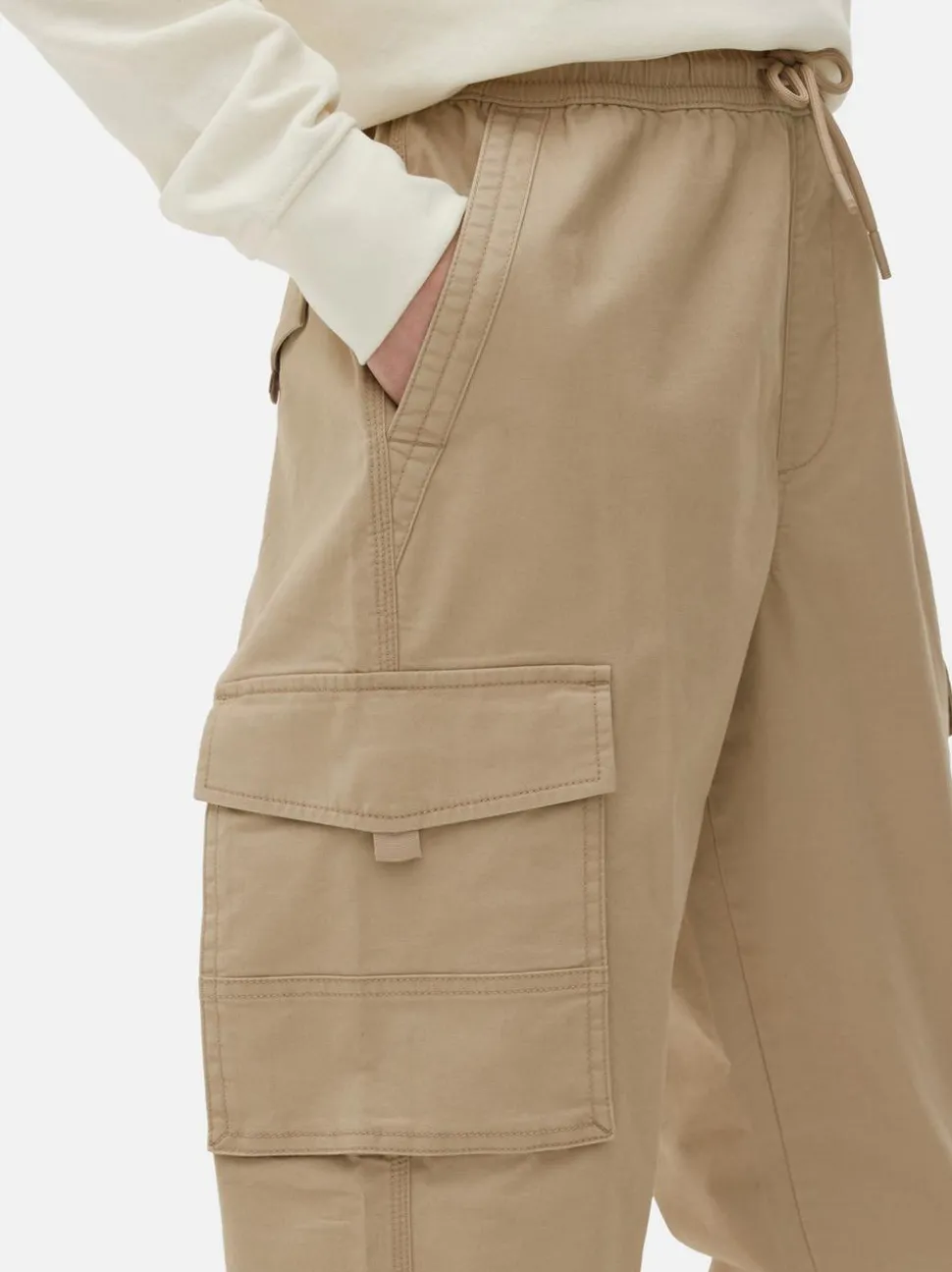 Bojówki z luźnymi mankietami