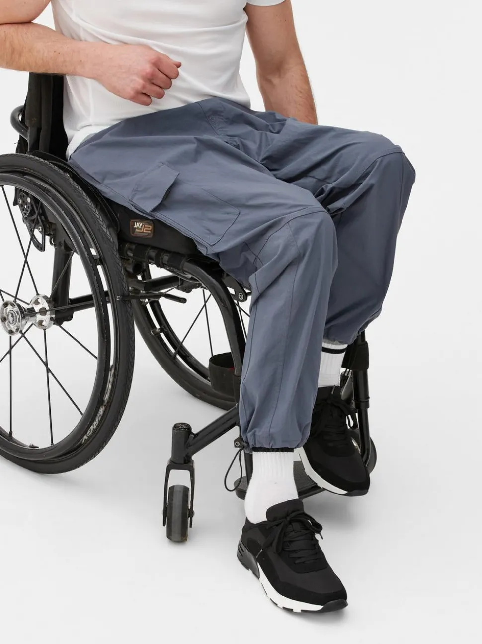 Bojówki ze ściągaczami na nogawkach