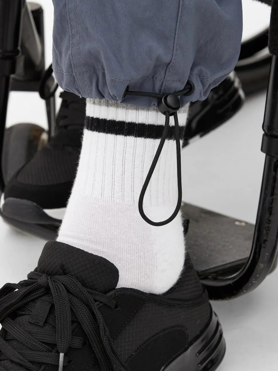 Bojówki ze ściągaczami na nogawkach