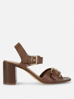 Buty na obcasie klockowym z ozdobnymi oczkami