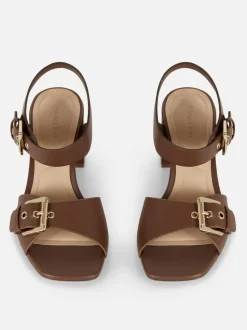 Buty na obcasie klockowym z ozdobnymi oczkami