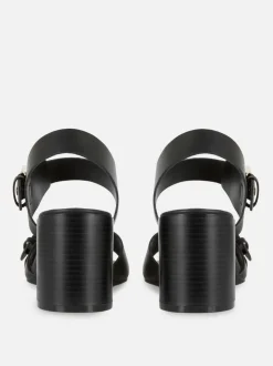 Buty na obcasie klockowym z ozdobnymi oczkami