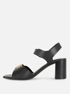 Buty na obcasie klockowym z ozdobnymi oczkami