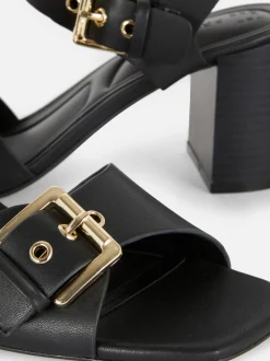 Buty na obcasie klockowym z ozdobnymi oczkami