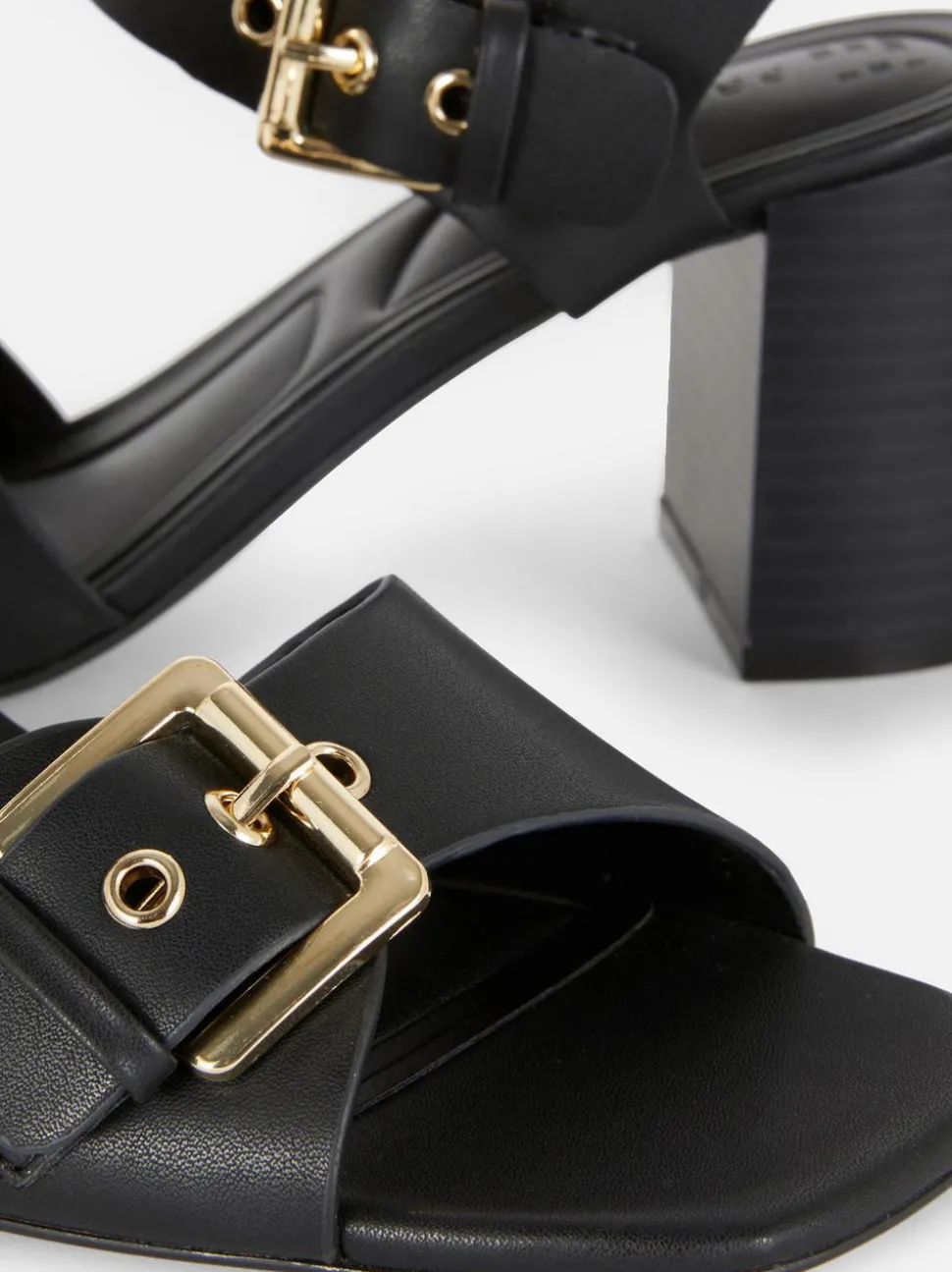 Buty na obcasie klockowym z ozdobnymi oczkami