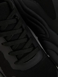 Buty sportowe na grubej podeszwie ze wstawkami