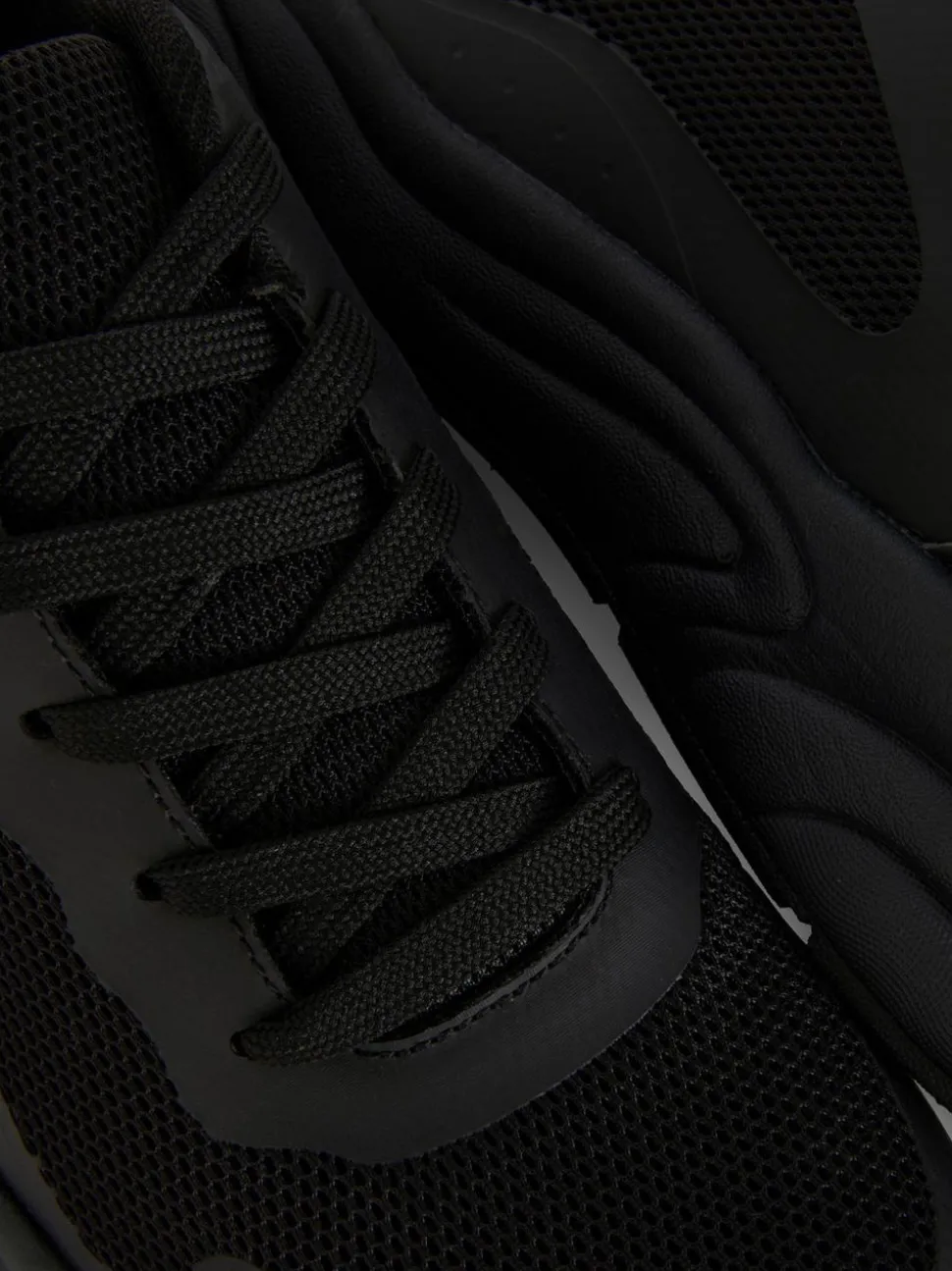 Buty sportowe na grubej podeszwie ze wstawkami