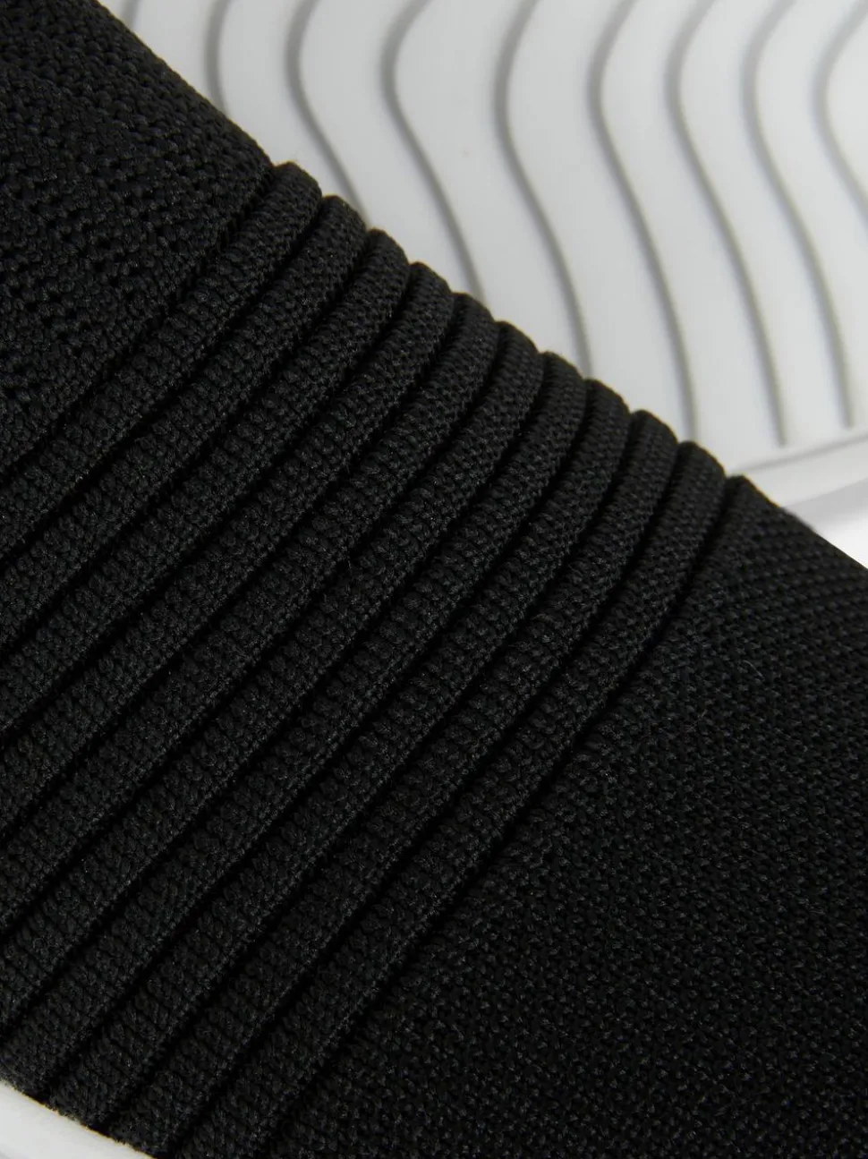 Buty sportowe z dzianinową prążkowaną cholewką