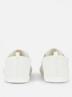 Buty sportowe z haftem na płaskiej platformie