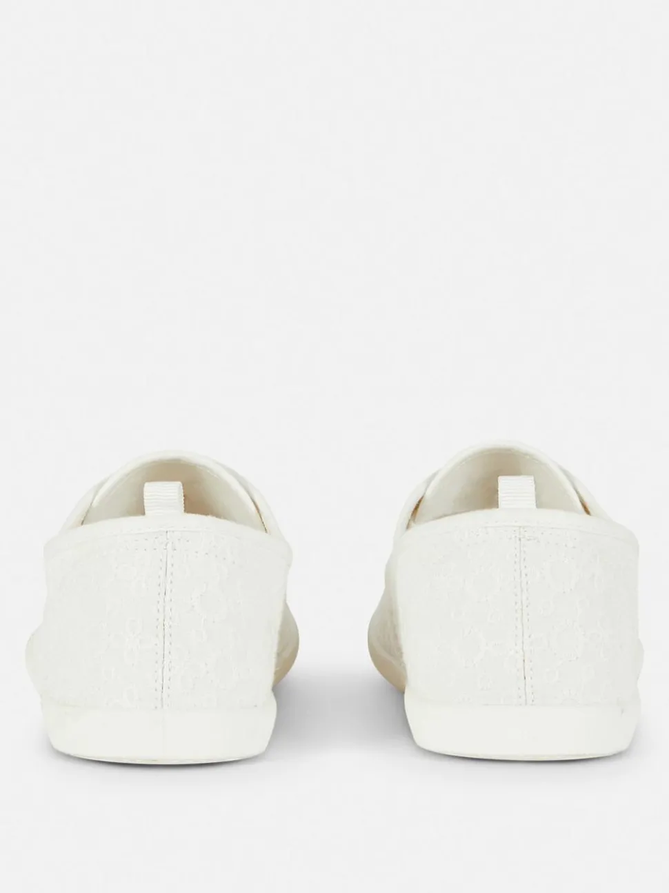 Buty sportowe z haftem na płaskiej platformie