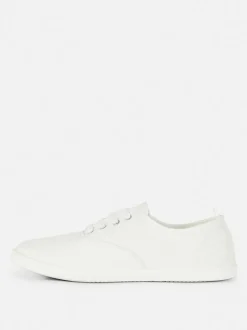 Buty sportowe z haftem na płaskiej platformie