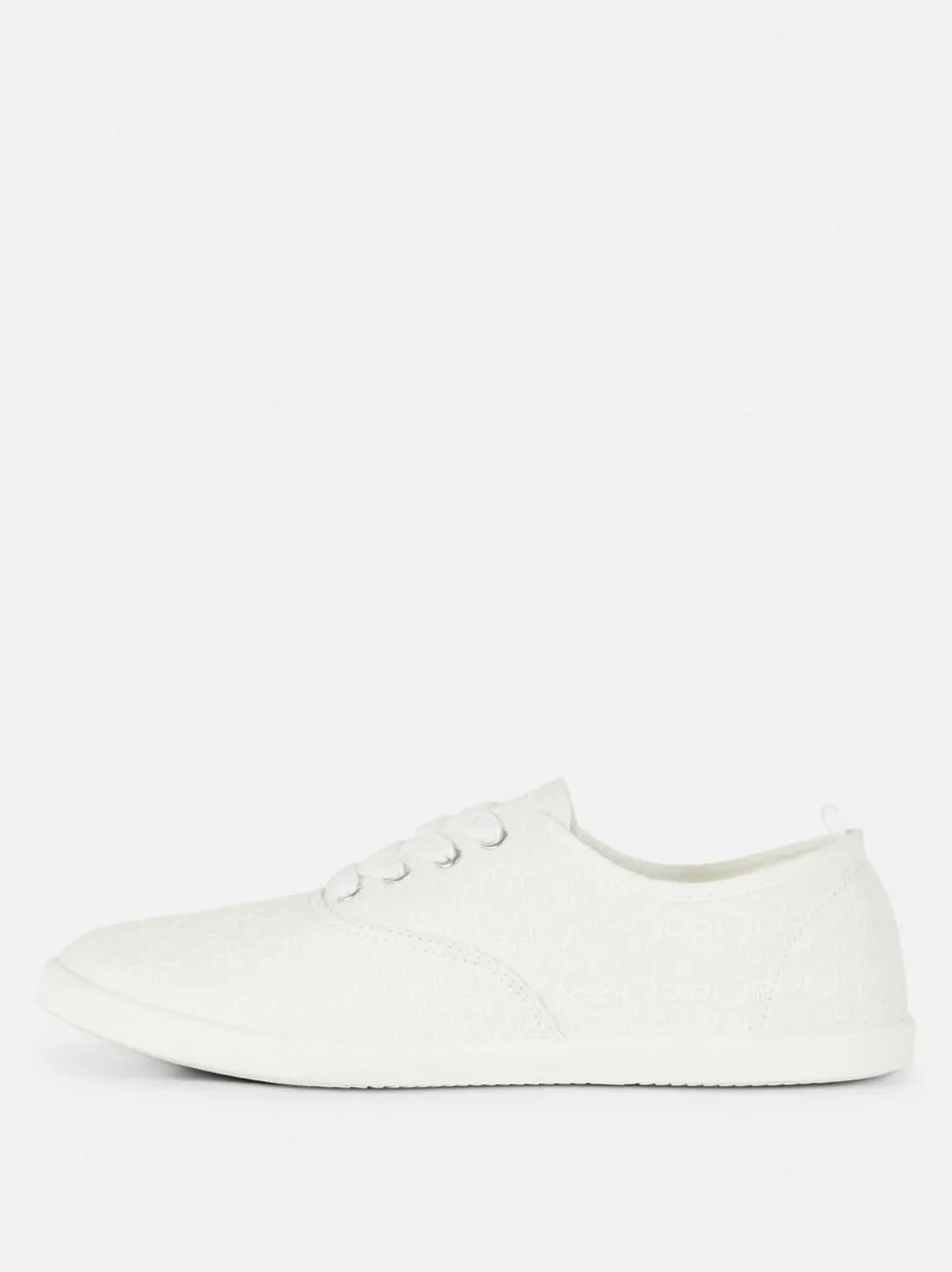 Buty sportowe z haftem na płaskiej platformie