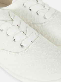 Buty sportowe z haftem na płaskiej platformie