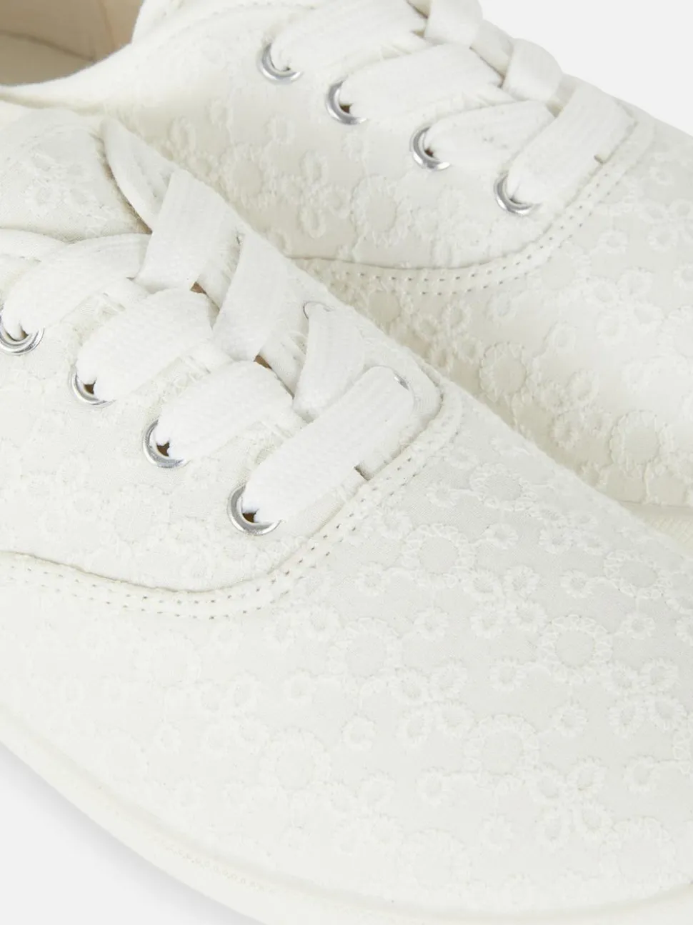 Buty sportowe z haftem na płaskiej platformie