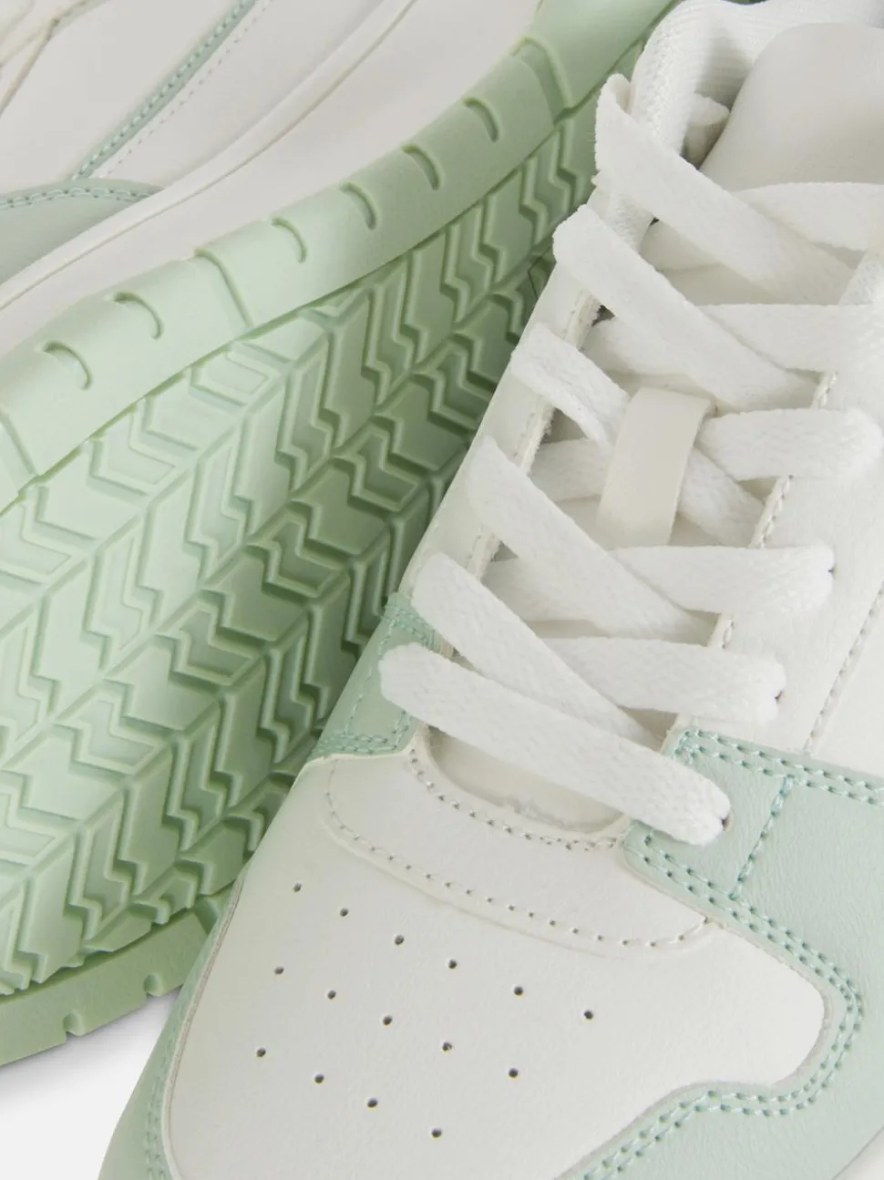 Buty sportowe z niską cholewką i panelami