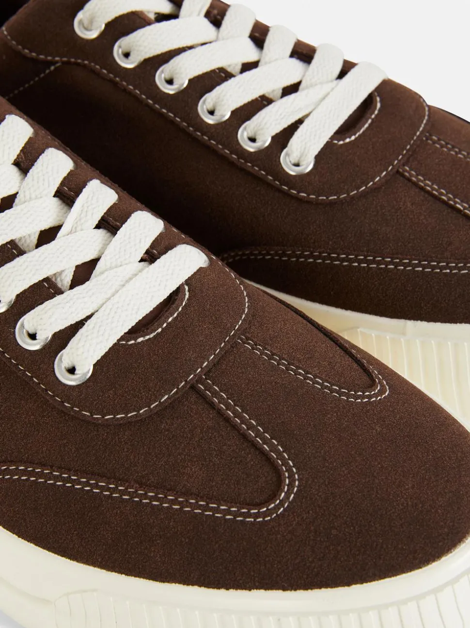 Buty sportowe z niską cholewką na grubej podeszwie