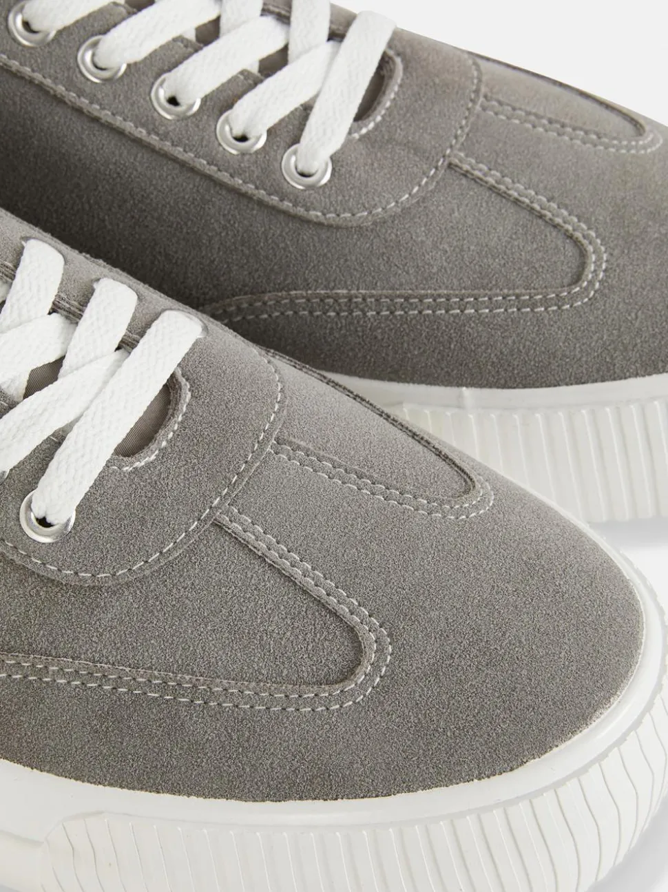 Buty sportowe z niską cholewką na grubej podeszwie