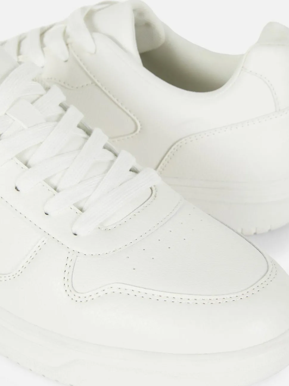 Buty sportowe z niską cholewką i panelami