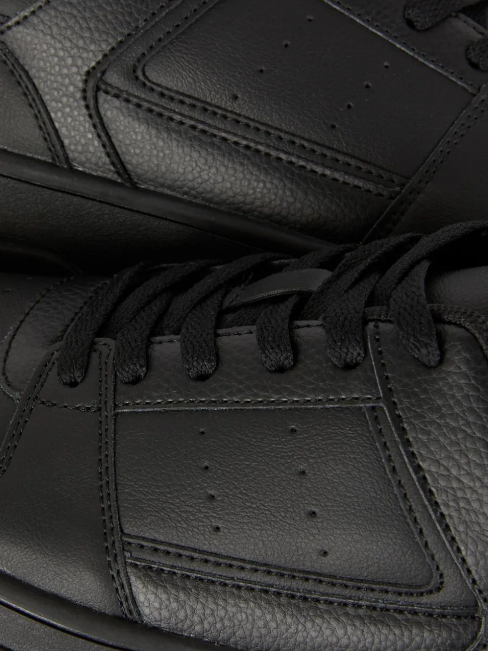 Buty sportowe z niską cholewką i panelami