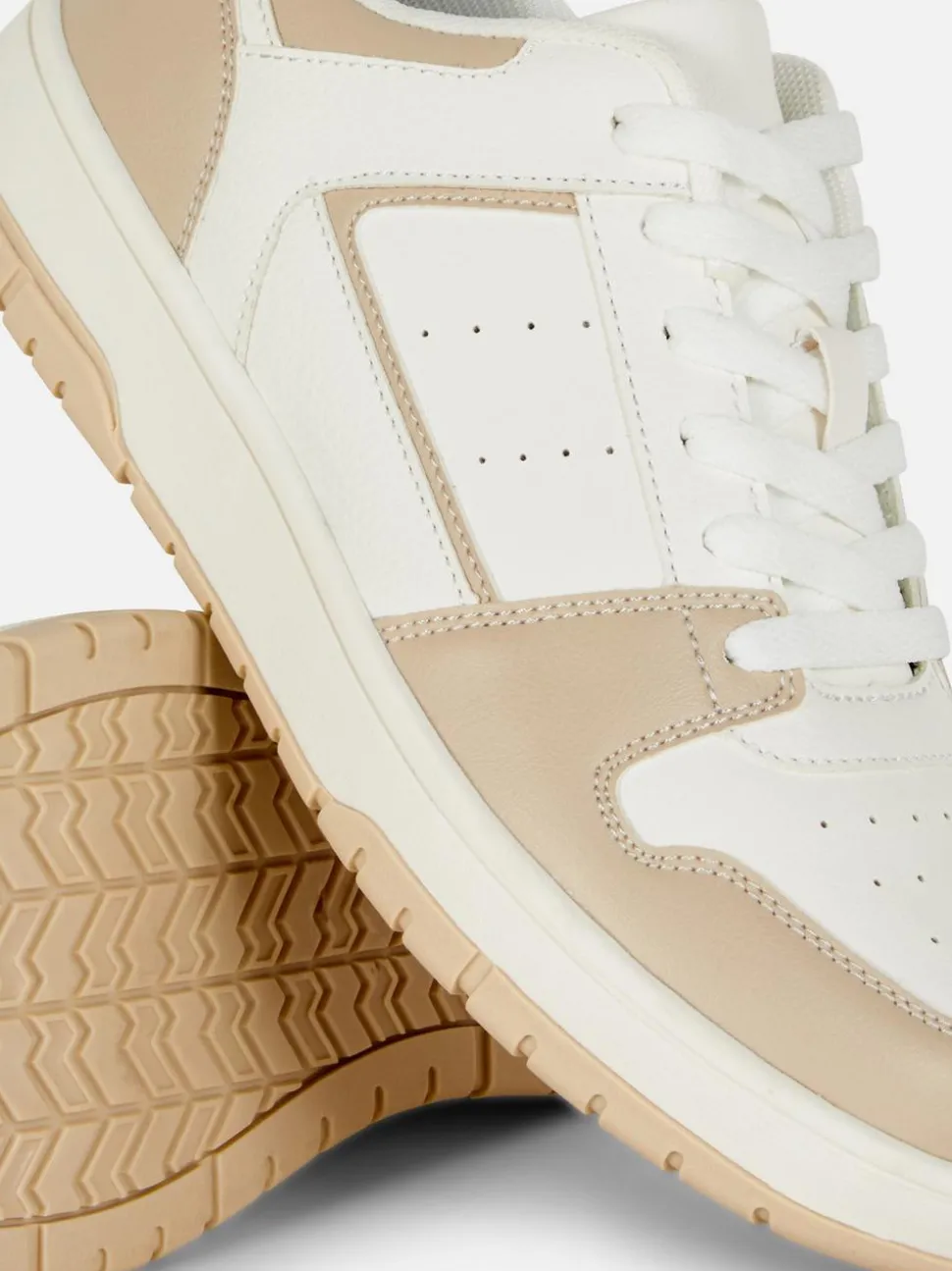 Buty sportowe z niską cholewką i panelami