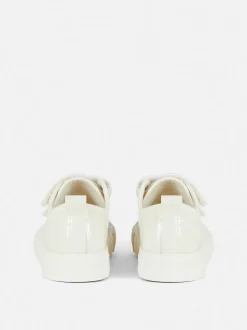 Błyszczące płócienne buty sportowe z niską cholewką