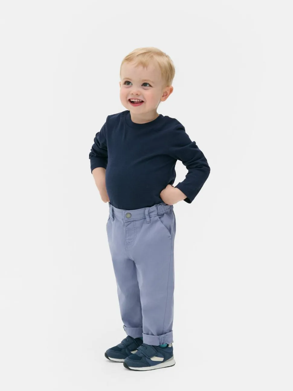 Chinosy z podwiniętą nogawką