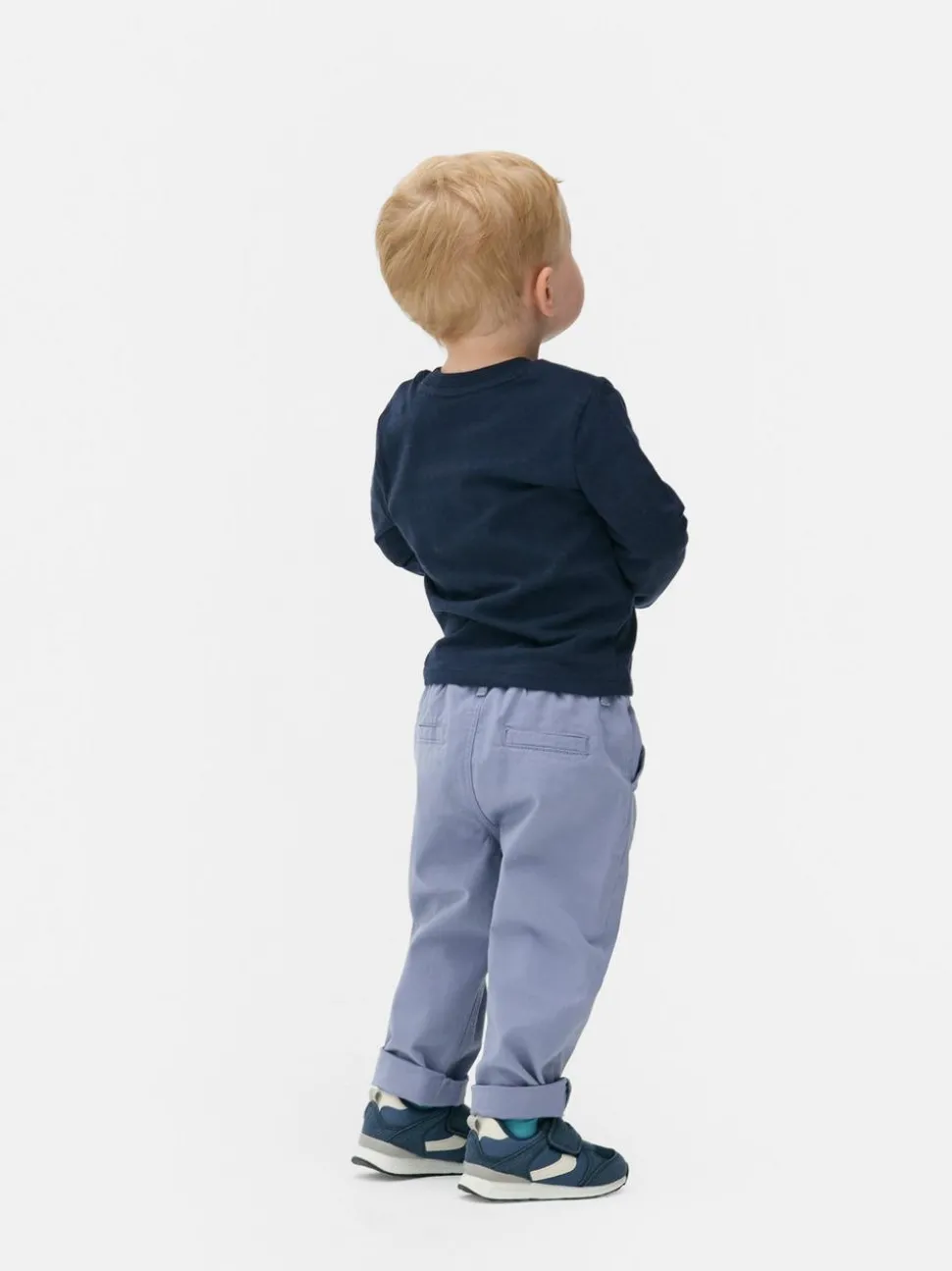 Chinosy z podwiniętą nogawką