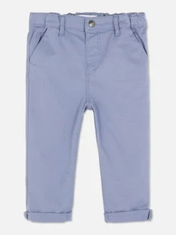 Chinosy z podwiniętą nogawką