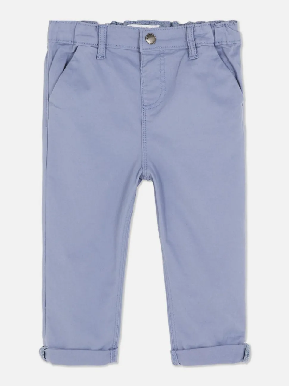 Chinosy z podwiniętą nogawką