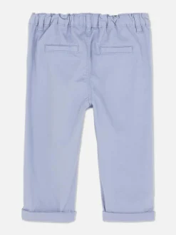 Chinosy z podwiniętą nogawką