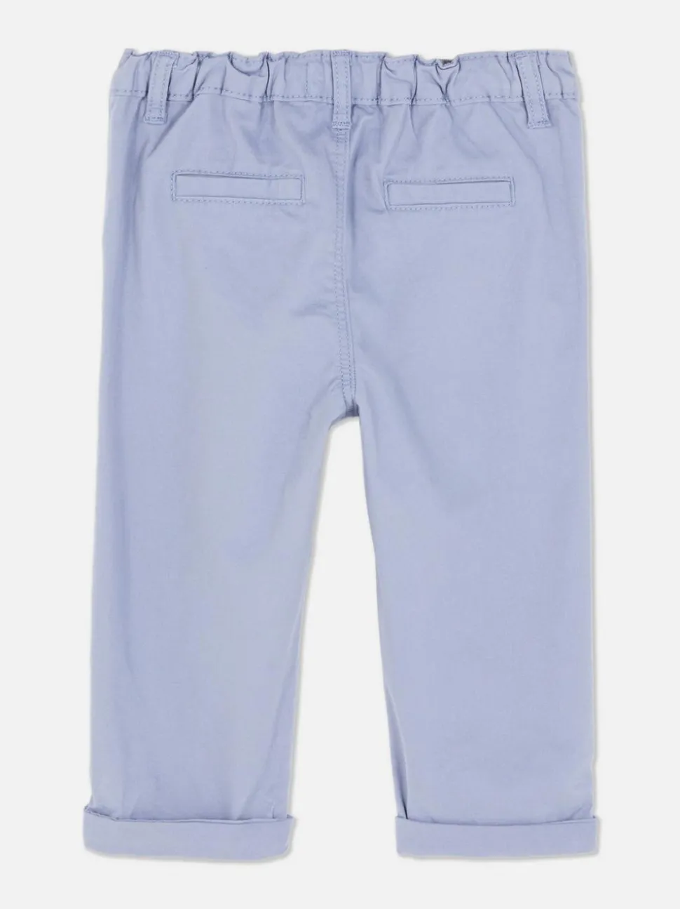 Chinosy z podwiniętą nogawką