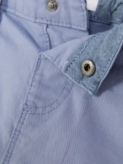 Chinosy z podwiniętą nogawką