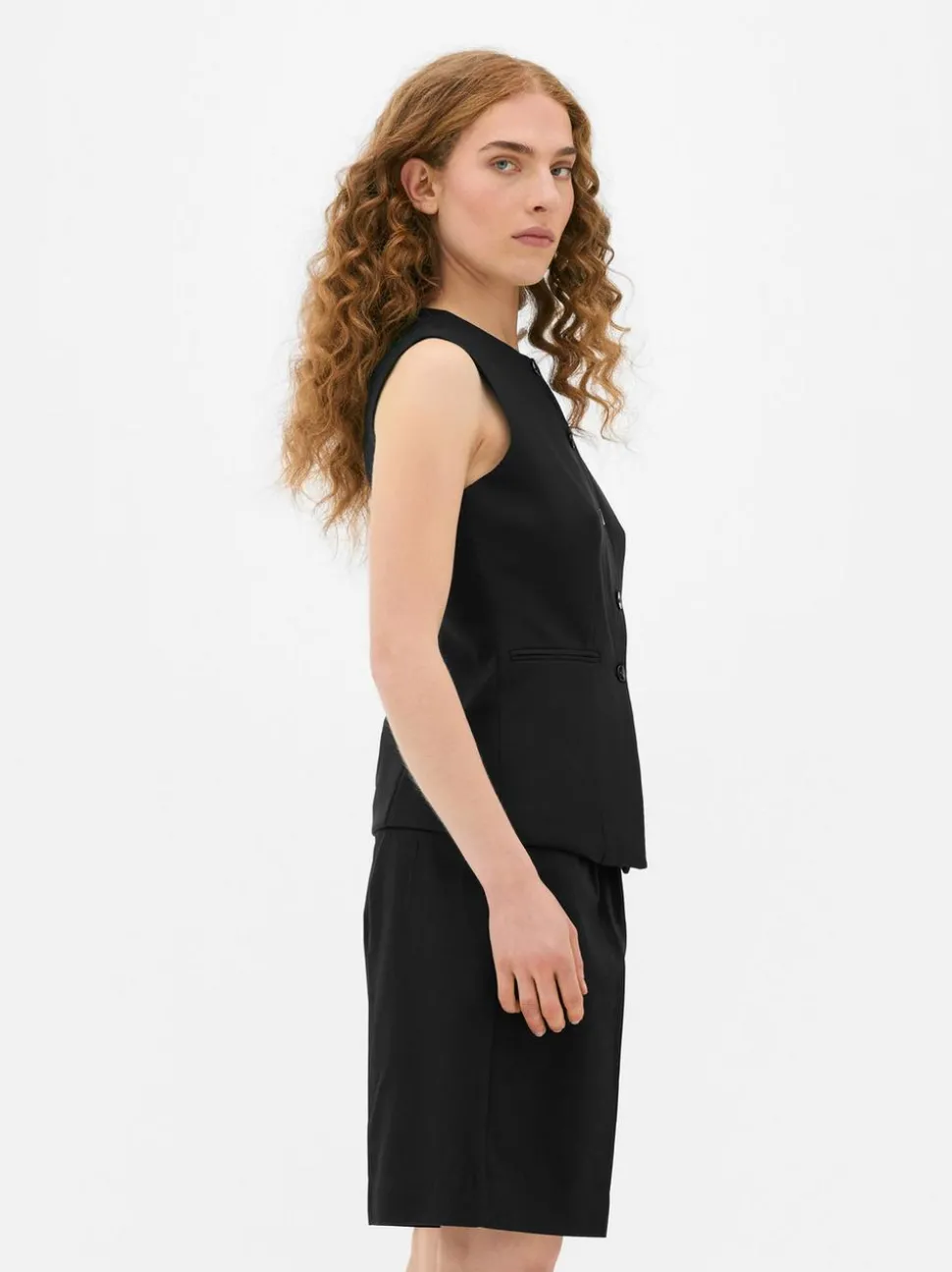 Czarna kamizelka o wydłużonym kroju