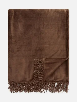 Duża miękka narzuta z frędzlami przy obszyciu